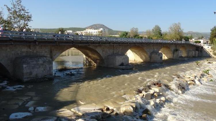 Belediyenin trafiğe kapattığı köprüyü, kaymakamlık açtırdı