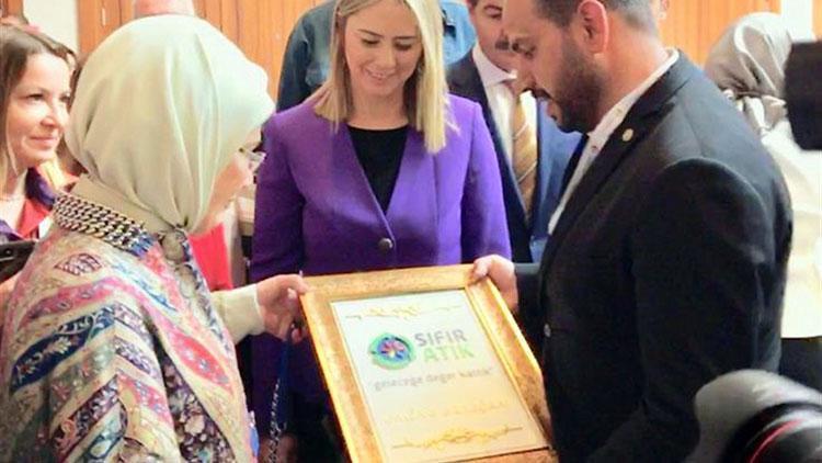 Emine Erdoğana Midyat taşından tablo hediye edildi