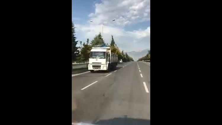Ters şeritte ilerleyen kamyon trafiği tehlikeye soktu