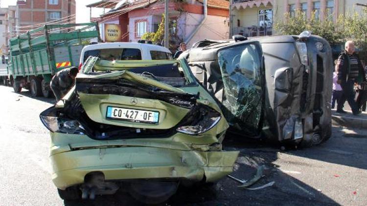 Freni boşalan kamyon dehşet saçtı