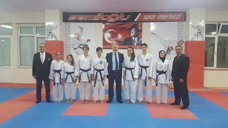 Şamiloğluspor karate kulübünde 7 sporcu silah kuşağa terfi etti