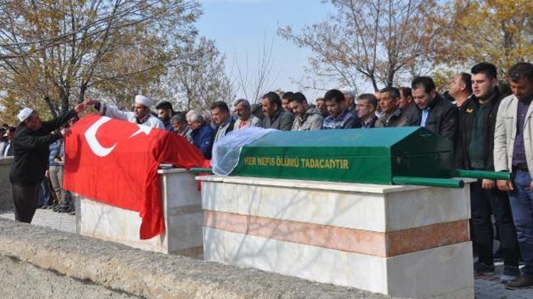 Düğüne giderken kazada ölen anne ve kızı toprağa verildi