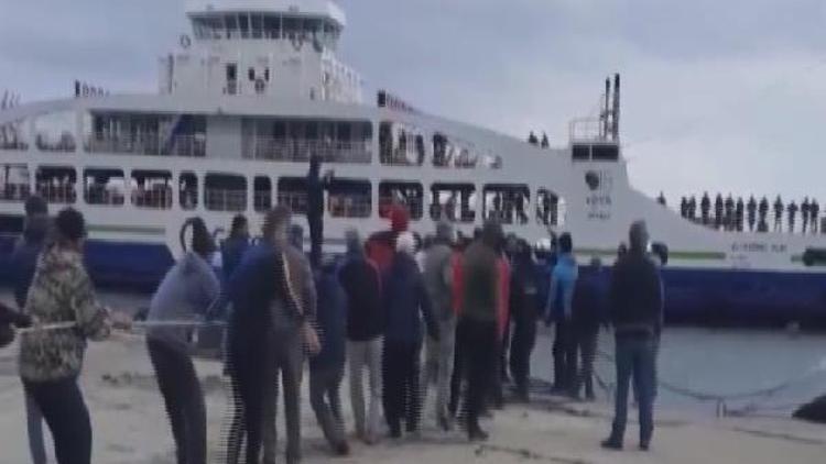 Gökçeadada feribot iskeleye yanaşırken makine arızası yaptı / Ek foto