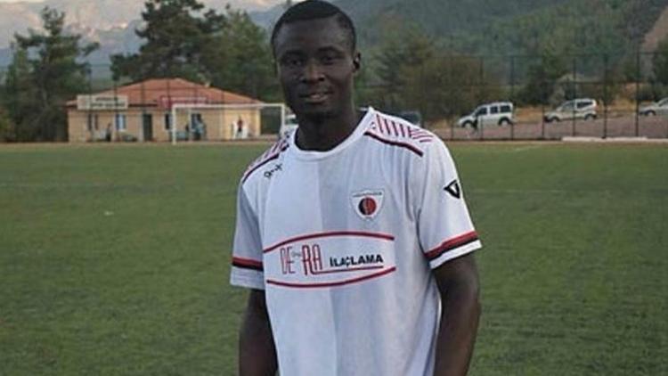 Nijeryalı genç futbolcu sahada kalbine yenildi