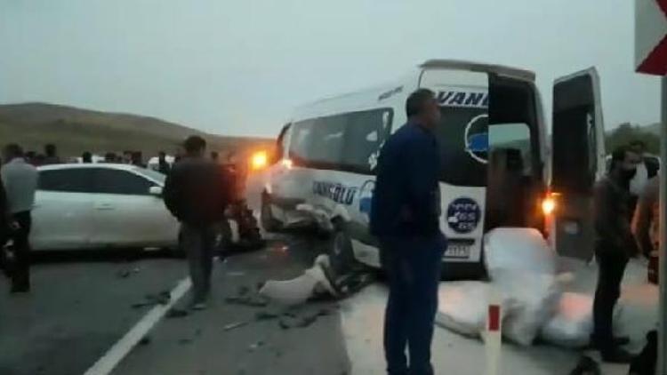 Van-Hakkari  Karayolunda kaza: 19 yaralı