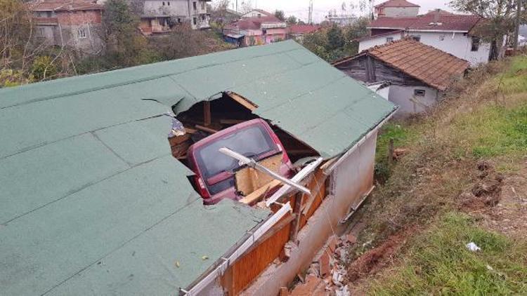 Evin çatısına uçan araç, tavanı parçalayıp salona düştü
