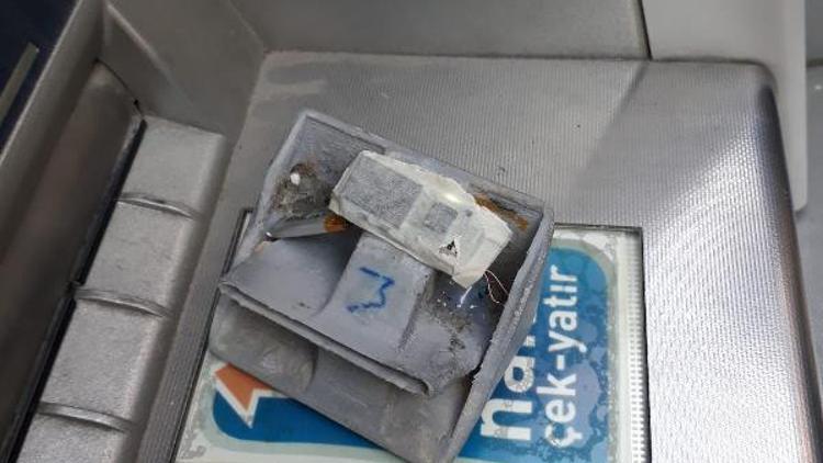 Kadın müşteri şüphelendi, ATMdeki düzenek bulundu