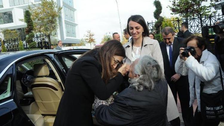 Yaşlı kadın, Yalova Valisi Tuğba Yılmazı ardından su dökerek uğurladı