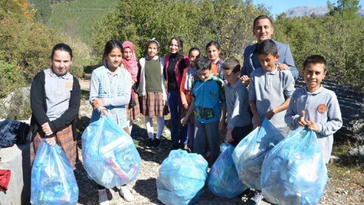 Öğrenciler antik kenti temizledi