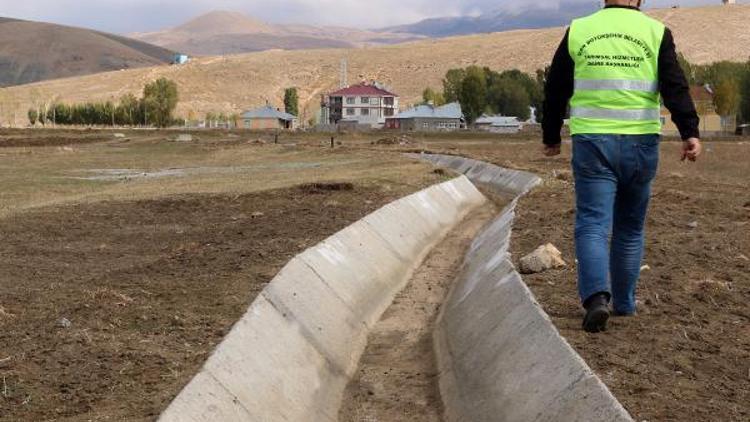 Van Büyükşehir Belediyesi Çaldıranlı çiftçilerin yüzünü güldürdü