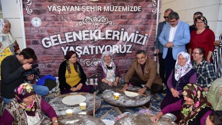 AK Partili Yağcı, kadınlarla birlikte yufka açtı