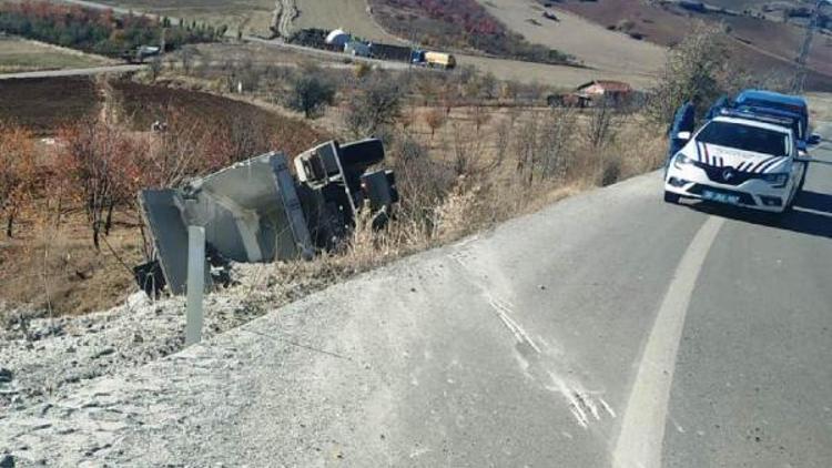 Çubukta kum yüklü kamyon devrildi: 1 yaralı