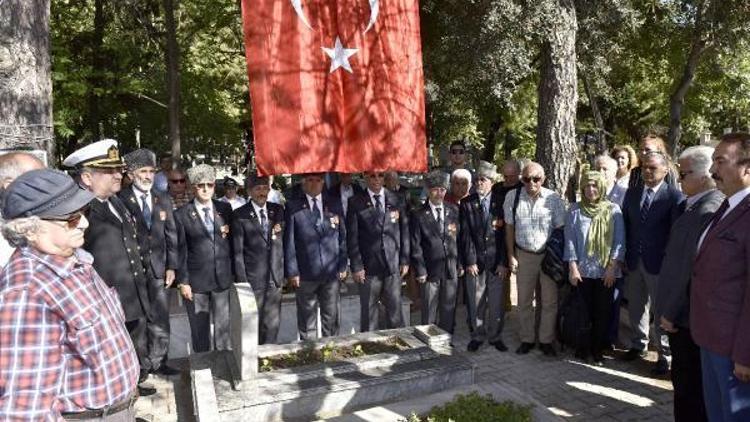 Yüzbaşı Aker mezarı başında anıldı