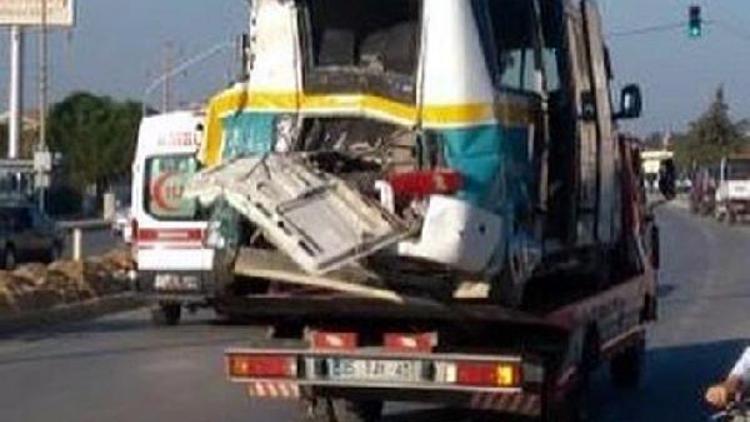 Kamyon, yolcu minibüsüne çarptı: 3ü ağır 13 yaralı