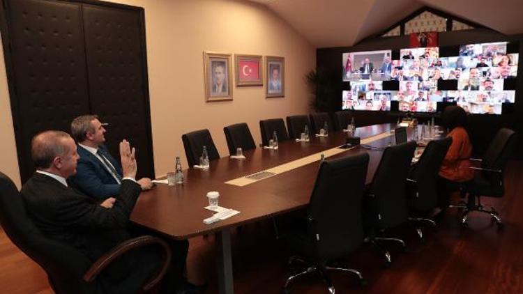 Cumhurbaşkanı Erdoğan ilçe başkanlarıyla telekonferans yoluyla görüştü
