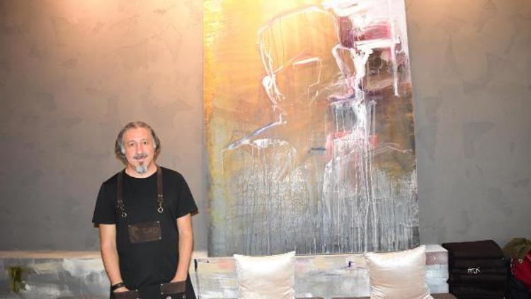 Koşuşturmaktan bunalan ressam ve iş insanı, İzmir’de kahve evi açtı