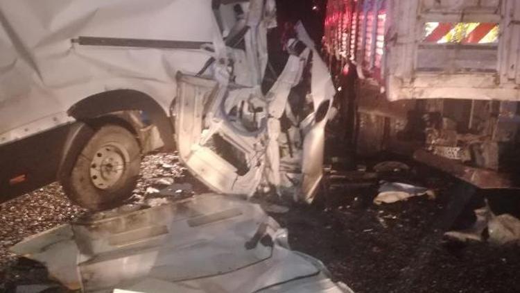 Minibüs, kamyona çarptı: 1 ölü, 1 yaralı