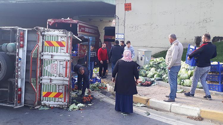 İstanbulda kamyon devrildi Trafik kilitlendi