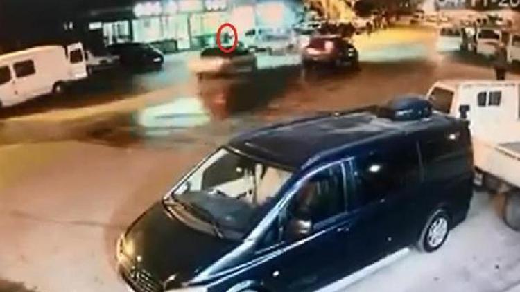 Hatalı solama yapan otomobilin yayaya çarptığı an kamerada