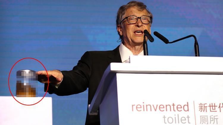 Bill Gates insan dışkısı dolu kavanozla sahnede