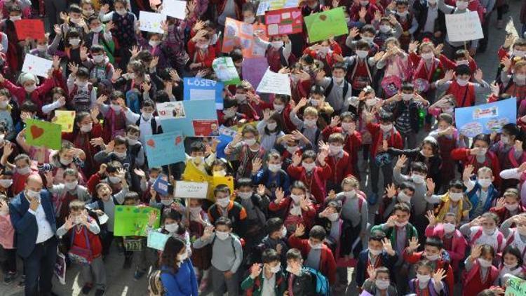 Bin 500 öğrenci farkındalık için okula maskeyle geldi