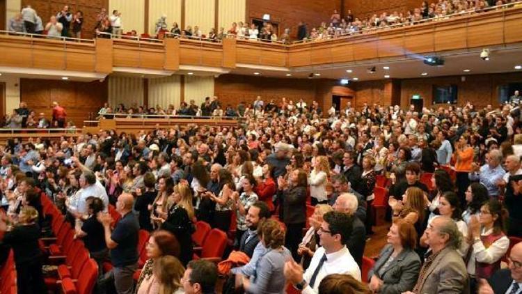 Zülfü Livaneli, lösemili çocuklar için şarkı söyledi