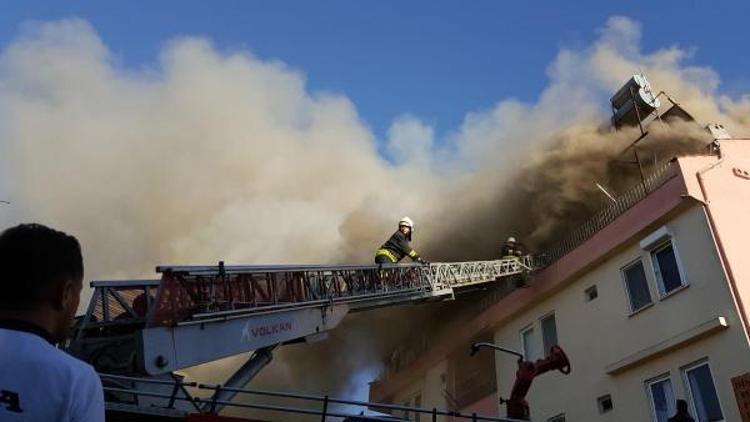 Çatı katında yangın; 11 yaşındaki çocuk hastaneye kaldırıldı