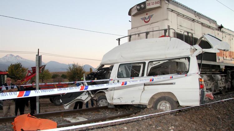 Korkunç kaza... Tren hemzemin geçitte minibüse çarptı: 2 ölü