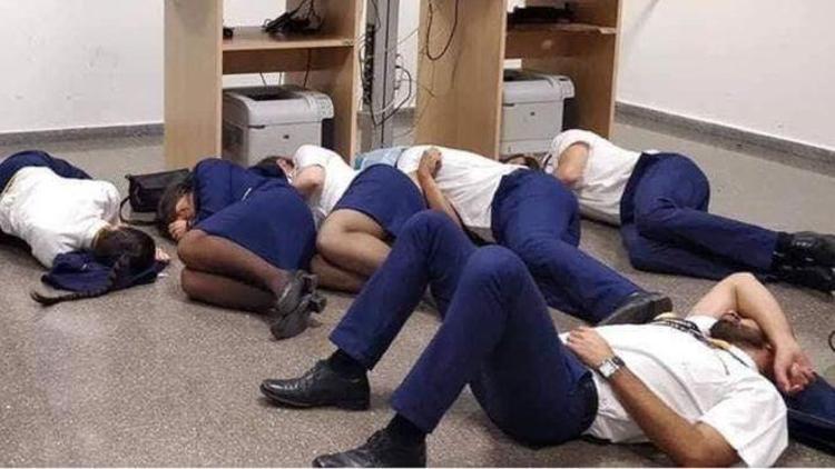 Ryanair havaalanında yerde uyuyan çalışanları işten çıkardı