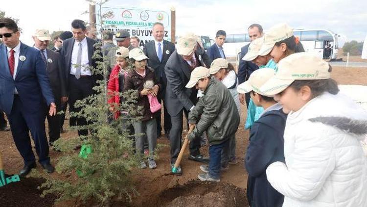 Pınarhisar’da Vali Bilgin öğrencilerle fidan dikti