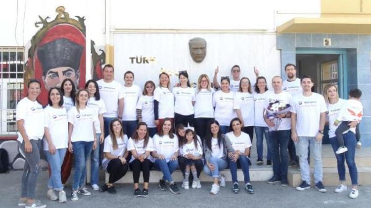 SunExpress “Guardian Angels” İzmir’de sınıfları boyadı