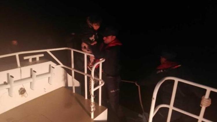 Sahil Güvenlik, yarı batık bottaki baba ve 4 çocuğunu kurtardı