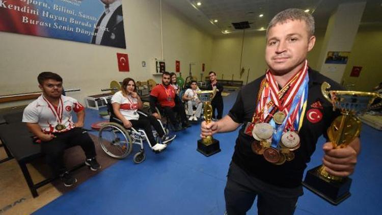 Otomobil bagajında geldiği Türkiyede şampiyon halterciler yetiştiriyor