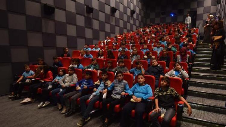 Kemalpaşada 6 bin 500 öğrenci sinemaya götürüldü