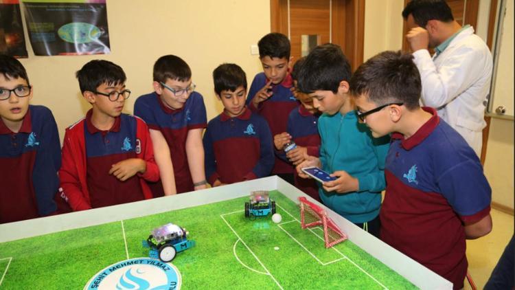 Dersi eğlenceli kılmak için futbol oynayan robot tasarladılar