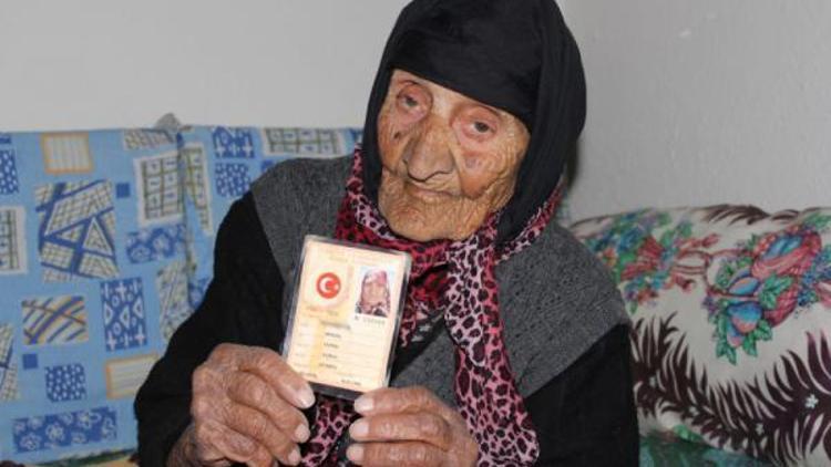 118 yaşındaki Fatma nine, ziyaretine gelen müdürü şaşırttı