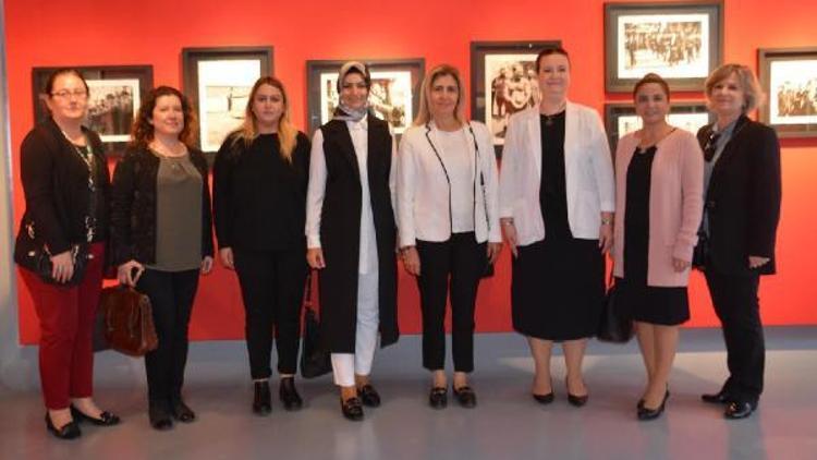 AK Partili kadınlar, Atatürk sergisini gezdi