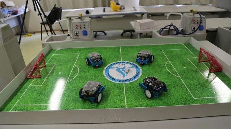 Fen dersini eğlenceli hale getirmek için ‘futbol oynayan robot’ tasarladılar