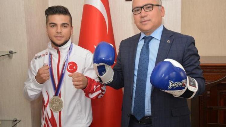 Kickboks sporcusu Vali Şimşek’e boks eldiveni hediye etti