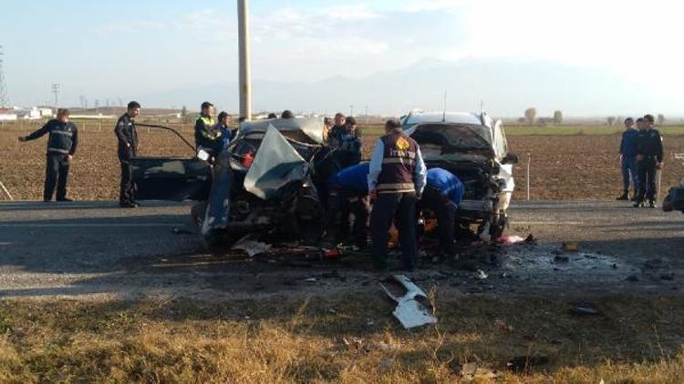 Afyonkarahisarda trafik kazası: 2 ölü, 3 yaralı