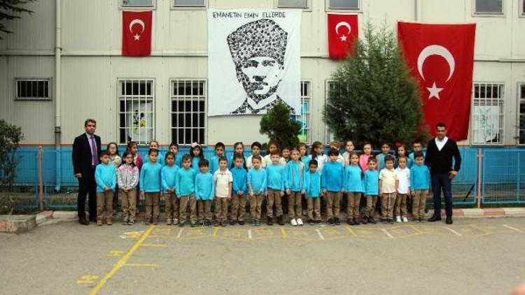 El izleri ile Atatürk portresini oluşturdular