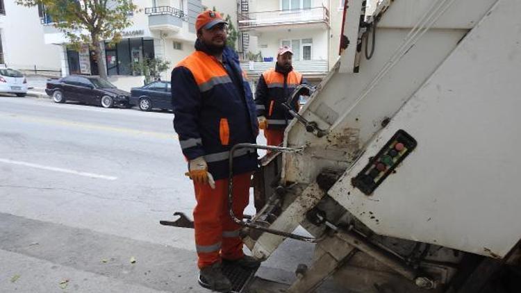 Temizlik işçileri ve Iraklı inşaat çalışanları saygı duruşuna geçti