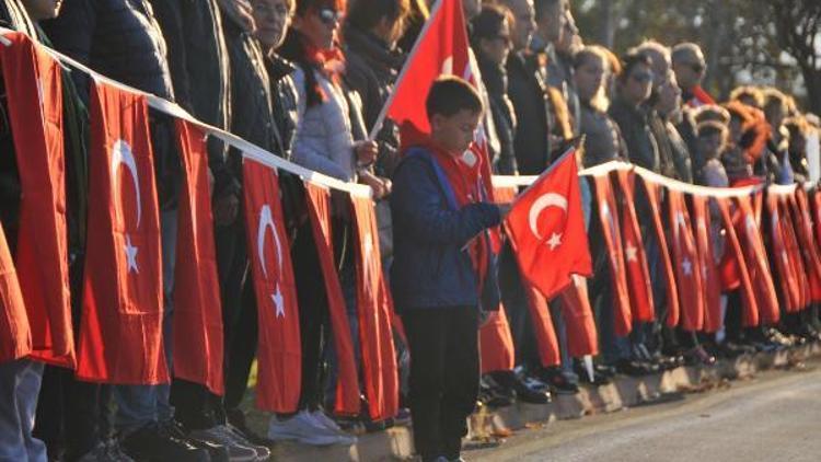 Kadıköy’de binlerce kişilik ‘Ata’ya Saygı Zinciri’