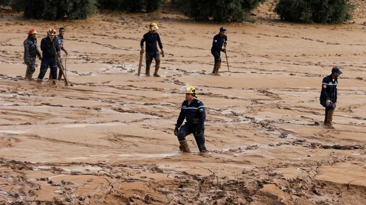 Ürdünde sel 11 can aldı