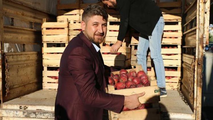 Fırsatçılara inat, bir kamyon elmayı tarladan aldığı fiyata sattı
