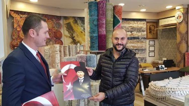 Aday adayı 30 bin Atatürk posteri dağıttı