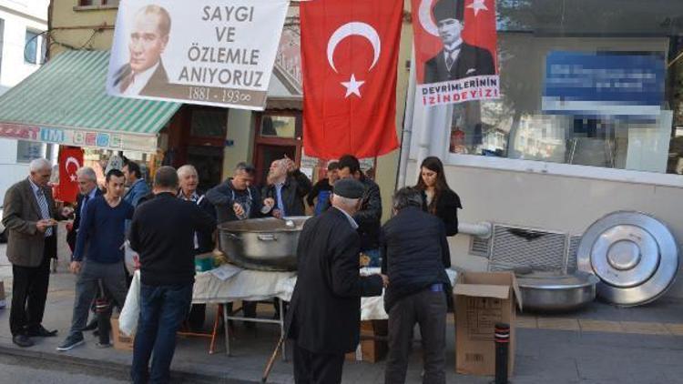Bilecikte esnaf Atatürk için helva dağıttı