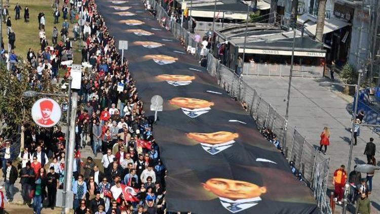 350 metrelik posterle Ataya saygı yürüyüşü