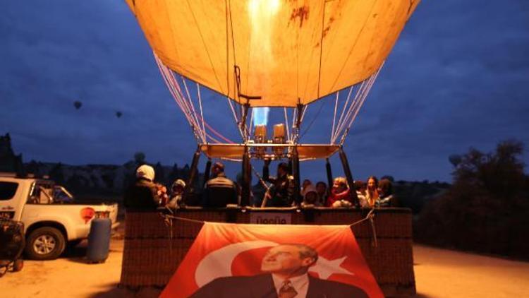 Kapadokyada balonlar Atatürk posterleriyle havalandı