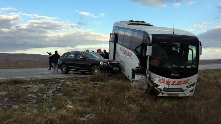 Sivasta otomobil ile midibüs çarpıştı 1 yaralı